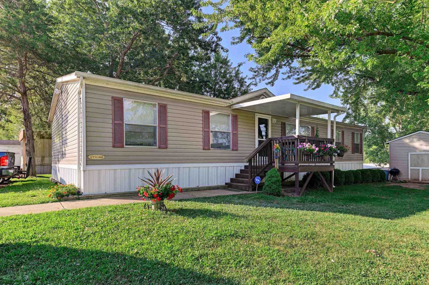 Manufactured home with green lawn